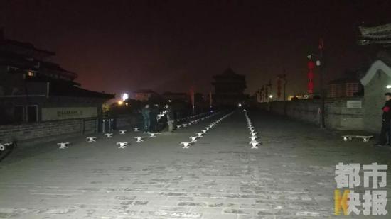 昨晚9点多,在城墙景区关闭后无人机编队工作人员正在进行紧张的准备工作。