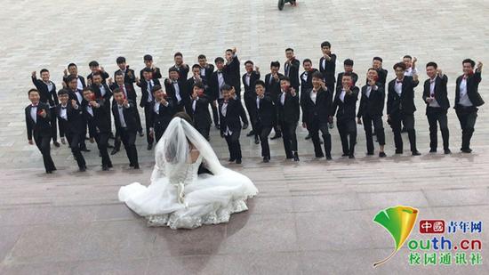 男生為女生鮮花示愛。中國青年網通訊員 高宇博 圖