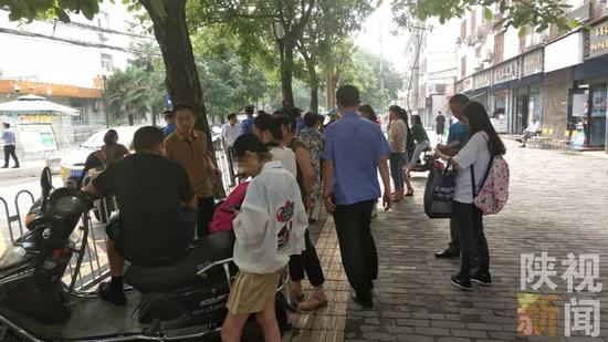 俗话说,临阵磨枪不快也光,爱知初级中学门前,