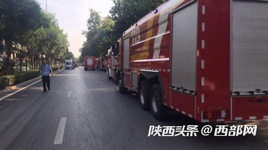 火灾发生地点为白家口立交附近的五洋冷库，十余辆消防已赶往现场进行灭火。
