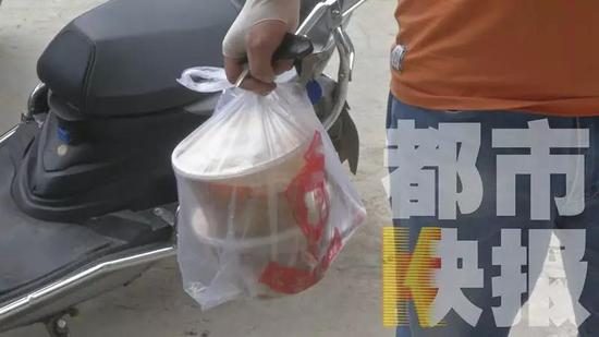 雖然嘴上這么說，但是顧客至上，無奈的外賣小哥只能硬著頭皮爬樓梯了。