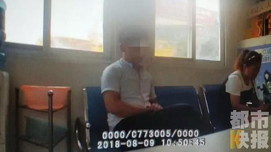 驾驶员李某:“我身份证你没给我。”
