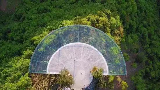 巨大的玻璃平台悬空在山腰