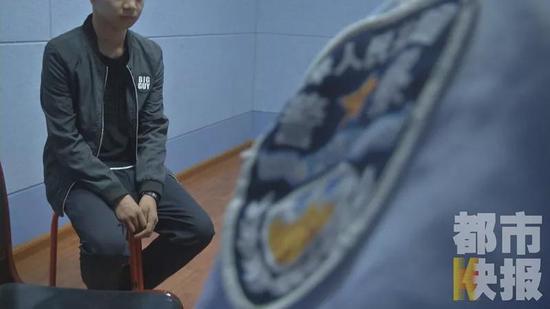 民警:“他看見了,追上你了?”