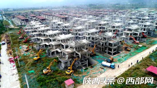 鄠邑區草堂鎮海航西安草堂科技產業配套園違建拆除現場。