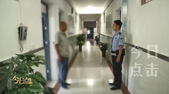 畫面中的這名男子名叫李軍