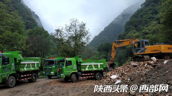 西安市鄠邑区持续推进全区秦岭北麓违建整治工作。