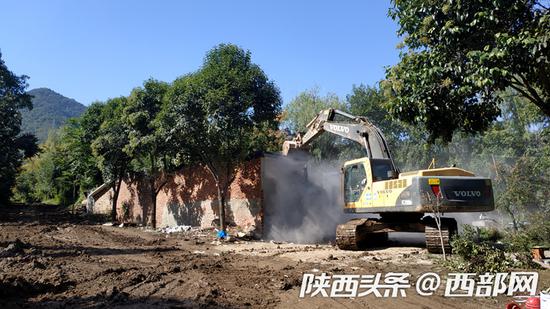 双威奥林匹克度假村项目主动自行拆除违法建设。