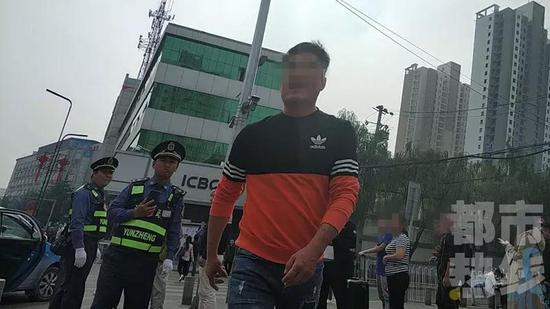 目前,记者已经将相关情况反映给了长安区出租汽车管理所,等待处理。