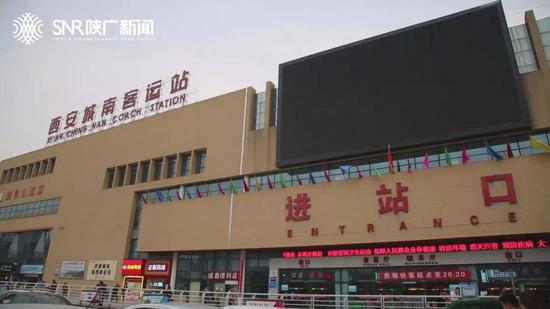 记者注意到,自动售票机位于一楼大厅右侧,不少市民正在购票。