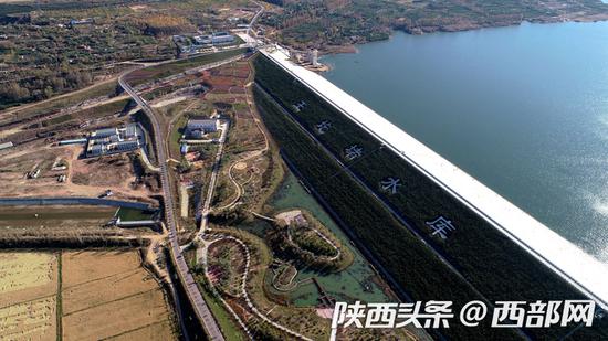 俯瞰王圪堵水库,水面如镜,气势恢宏。摄影:肖成