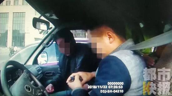 民警：“誰讓你拉這么多的？”