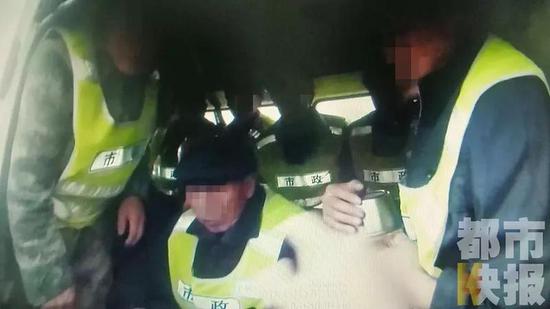 民警：“1 2 3……18個 。”