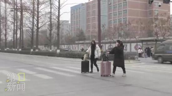 学生们说,因为出血热的事情,学校提前放寒假,从今天开始就陆续离校了。