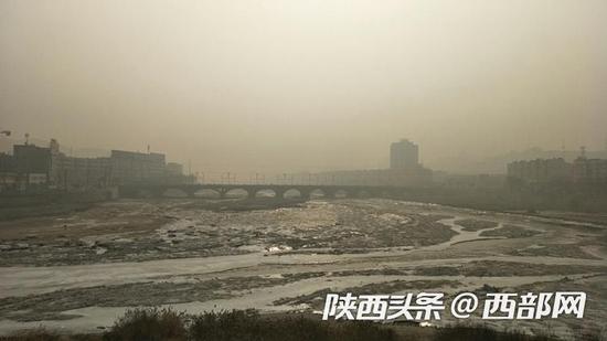 1月6日11点，绥德县城，监测数据显示当地为严重污染。