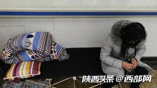 幾家醫(yī)院都出現(xiàn)了床位緊張的情況，不少患者在診室外搭起了臨時床。