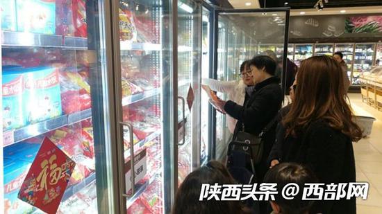 超市负责人介绍，消费者更喜欢黑芝麻、花生传统口味。