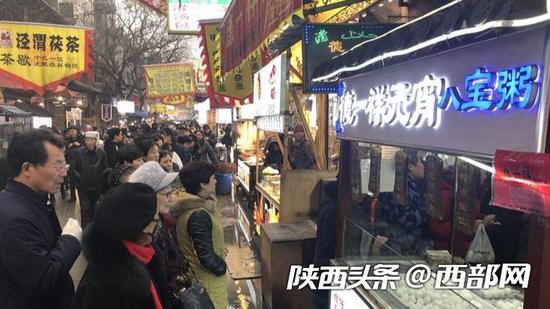 在回民街里的传统元宵店前，顾客们排起了长队。