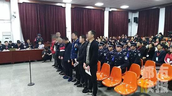 ●被告人韓某某，男，1991年出生，籍貫江蘇，目前住在西安。