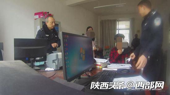 民警對覃某的兒子開展關愛并請其的規勸父親勿酗酒。