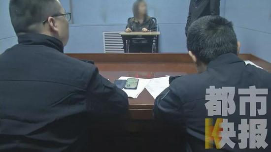 經(jīng)過民警調(diào)查，該女子名叫何某，今年18歲，目前已經(jīng)懷有4個月的身孕。