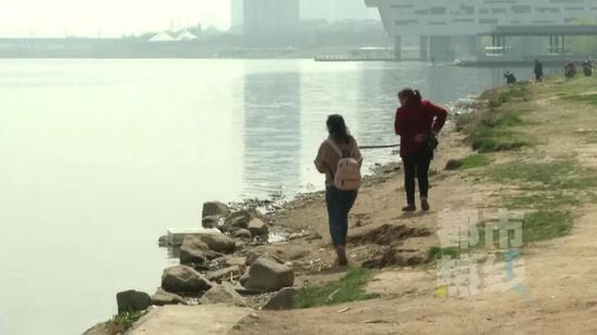 河道保洁工作人员:“经常打捞呢,春季多得很。”