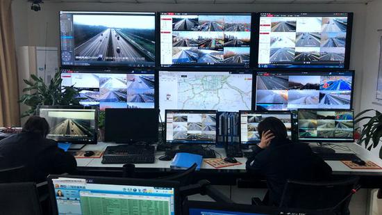 绕城高速上建设的路况监控系统。资料图