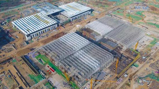 ▲3月31日標(biāo)準(zhǔn)展廳屋蓋桁架滑移完成