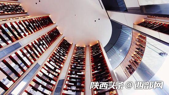 言几又迈科中心旗舰店。