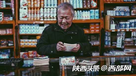 位于西安市灞桥区的一个商店里,还能见到如今已不多见的小人书。