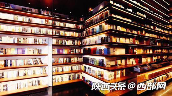 言几又迈科中心旗舰店。