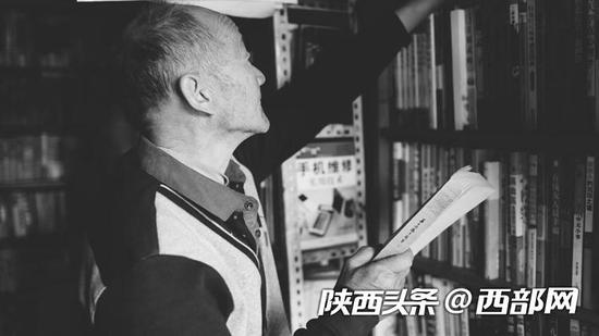西安火车站附近的一家旧书店。