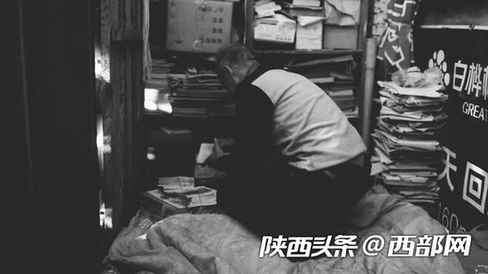 西安火车站附近的一家旧书店。
