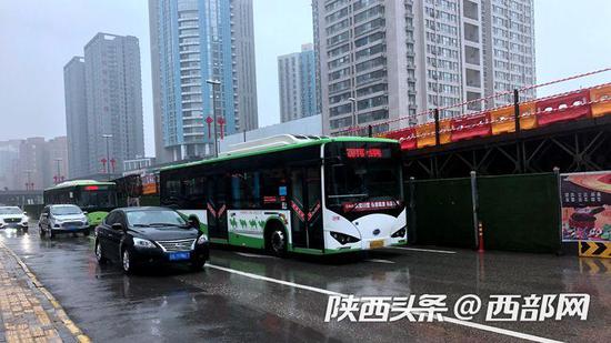 西南二环立交上的施工工地。