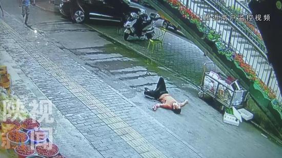 事發(fā)地附近商店的監(jiān)控畫面顯示,