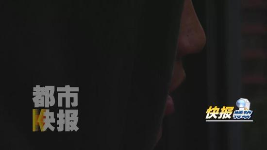 記者：“拿出來(lái)的是什么？”