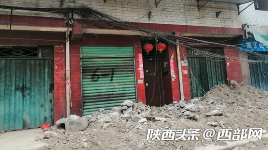 天然气管道改造施工,雁塔区白家村村民门口被建筑垃圾堵住。