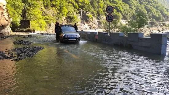受暴雨影响,秦岭山区路况较差,河水暴涨,个别路段发生山体滑塌。