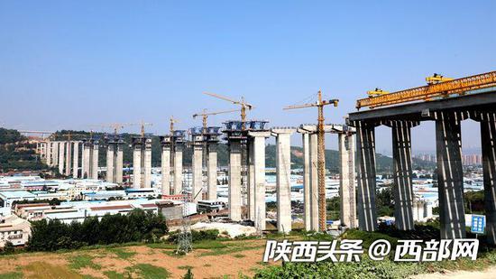陕西首座波形钢腹板预应力混凝土连续刚构桥梁完成0号块浇筑。白朋娃 摄