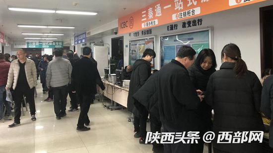 办理ETC业务的车主。资料图