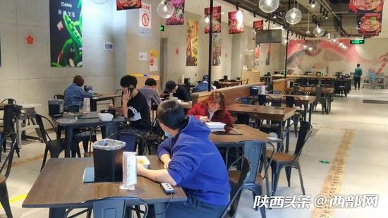 盒马鲜生店内顾客多数是单人单桌就餐