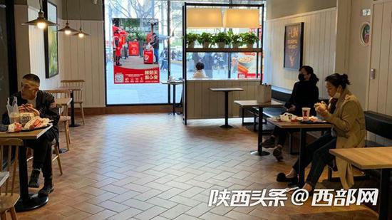 如果有间隔较近的顾客,服务人员会进行提醒