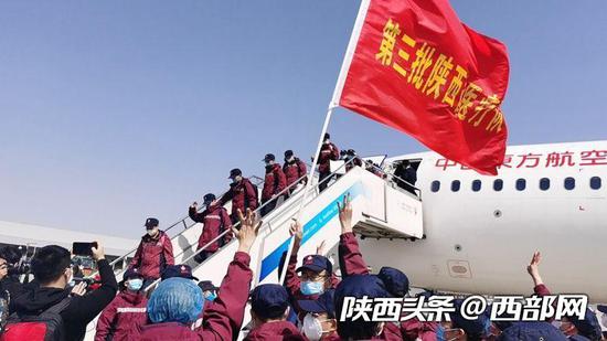 陕西支援湖北医疗队170人回到西安 民航最高礼仪“水门”接英雄!