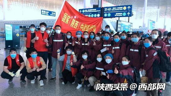 离开武汉前，陕西省支援湖北医疗队队员合影留念。