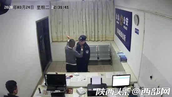 醉酒男耍酒瘋辱罵民警扇民警耳光，因妨害公務行為被依法批準逮捕。