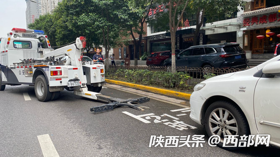 交警拖移超时停放的车辆。