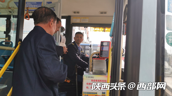 安康城区与汉阴县公交接驳后市民乘坐36路公交车