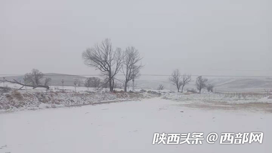 定边县白湾子镇小涧子村最早出现雨夹雪天气,后转为降雪。(榆林市气象局供图)