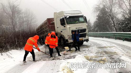 公路系统干部正在对车辆进行救援。