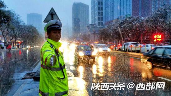 西安交警新城大队民警正在街面疏导交通。
